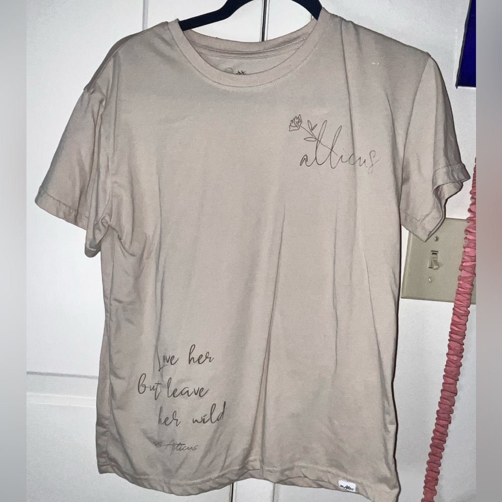 ✨Atticus T-shirt size L✨